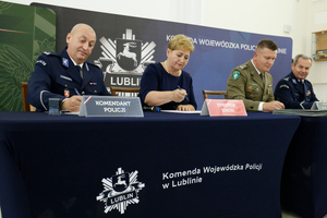 Komendant Powiatowy Policji w Janowie Lubelskim podinspektor Stanisław Niemczycki, Dyrektor Zespołu Szkół w Janowie Lubelskim, Zastępca Komendanta Nadbużańskiego Oddziału Straży Granicznej płk SG Jan Szynal i I zastępca Komendanta Wojewódzkiego Policji w Lublinie inspektor Andrzej Mioduna podpisują porozumienie