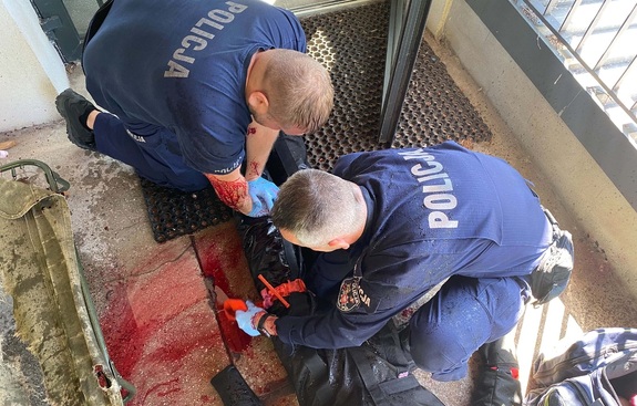 policjanci podczas szkolenia na fantomie