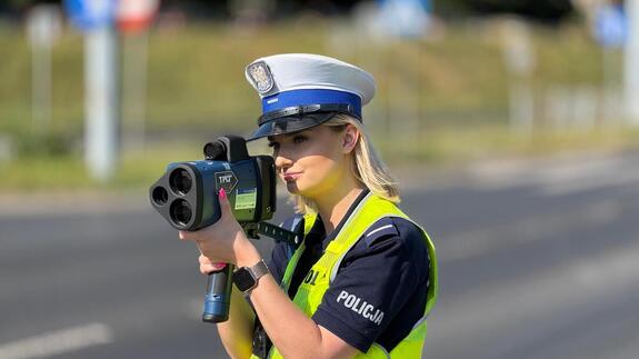 policjantka z miernikiem prędkości