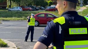 policjanci przy drodze