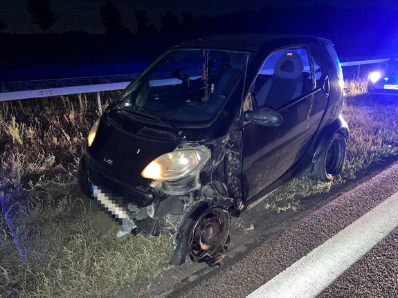 czarny Smart z uszkodzonym kołem