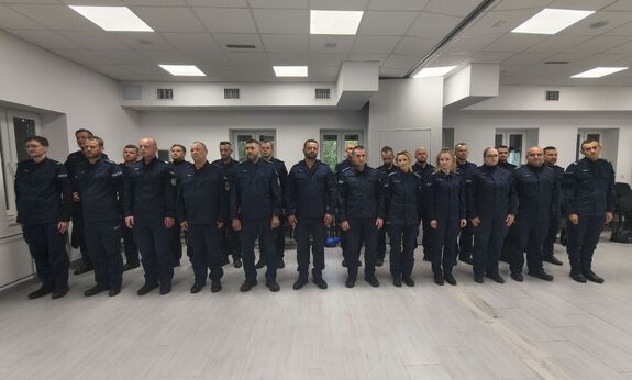 Policjanci ustawieni na zbiórce w szeregu