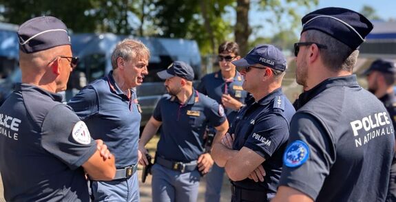 policjanci podczas odprawy