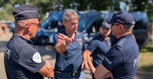 policjanci podczas odprawy