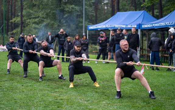 policjanci podczas konkurencji przeciąganie liny