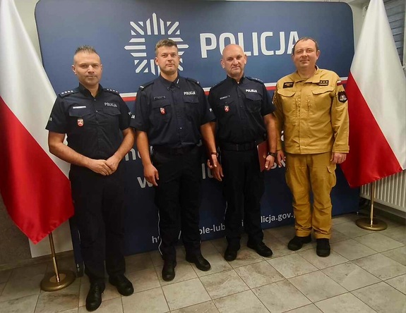 wspólne zdjęcie policjantów i strażaka