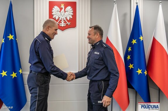I Zastępca Komendanta Głównego Policji ściska dłoń funkcjonariuszowi gratulując