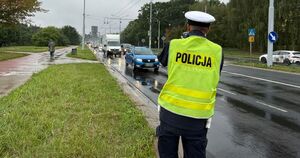 policjant przy drodze