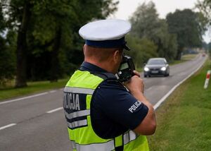 policjant przy drodze