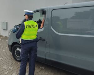 policjantka podczas kontroli drogowej