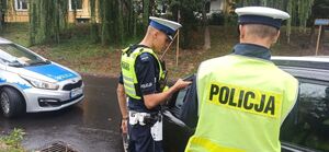 policjanci podczas kontroli drogowej