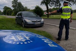 policjant podczas kontroli drogowej