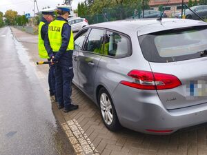 policjanci podczas kontroli drogowej