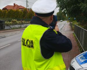 policjant przy drodze