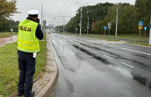 policjant podczas kontroli drogowej
