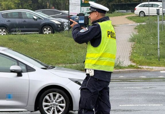 policjanci podczas kontroli drogowej