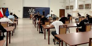 kandydaci podczas testu wiedzy