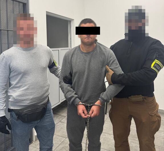 policjanci z zatrzymanym
