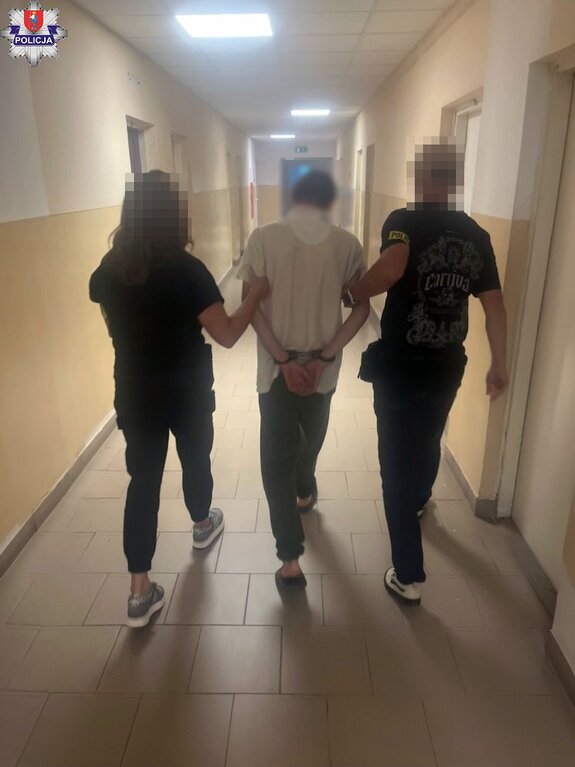 policjanci prowadzą zatrzymanego