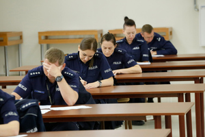 Policjanci rozwiązują testy.