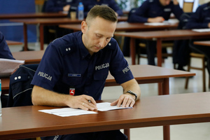 Policjant rozwiązuje test z wiedzy.