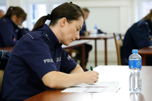 Policjantka rozwiązuje test z wiedzy.