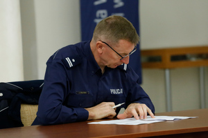 Policjant rozwiązuje test z wiedzy.