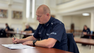 Policjant rozwiązuje test z wiedzy.