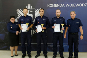 Wspólne zdjęcie inspektor Andrzeja Mioduny z najlepszymi policjantami konkursu.