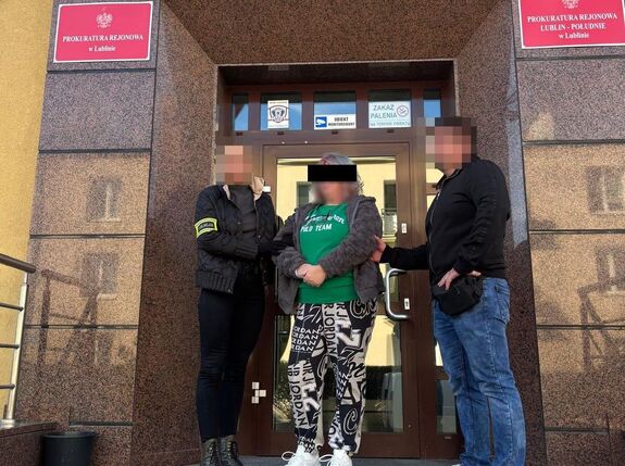 zatrzymana oszustka i policjanci pod prokuraturą