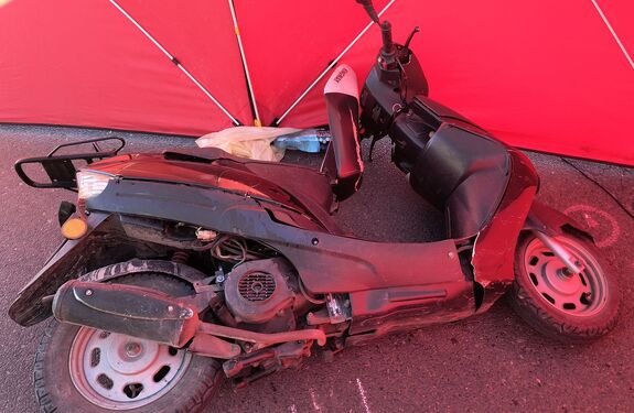 Leżący na jezdni motorower