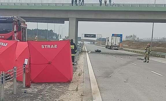 czerwony parawan rozstawiony na autostradzie A2 w oddali widać samochód ciężarowy