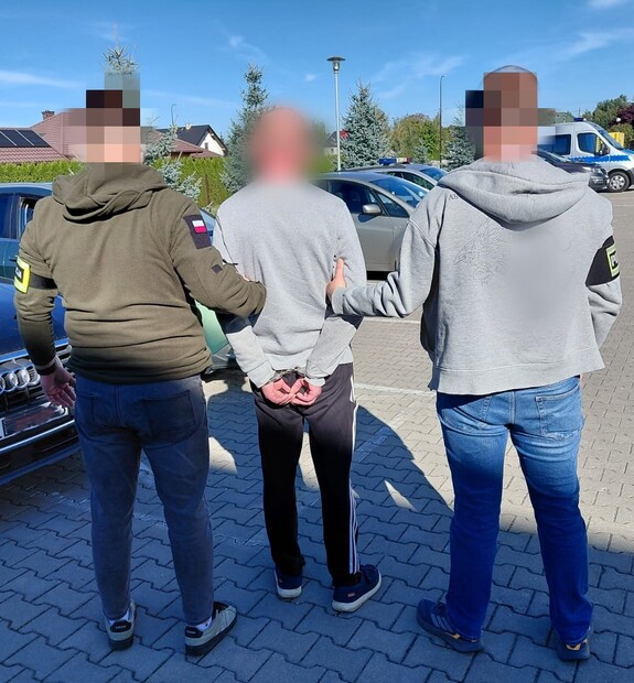 policjanci podczas doprowadzenia mężczyzny