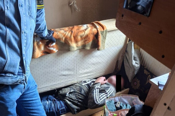 Mężczyzna schowany w wersalce przed policjantami