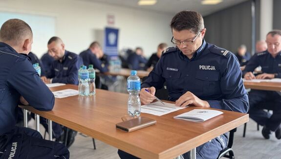 Policjanci rozwiązują testy z wiedzy.