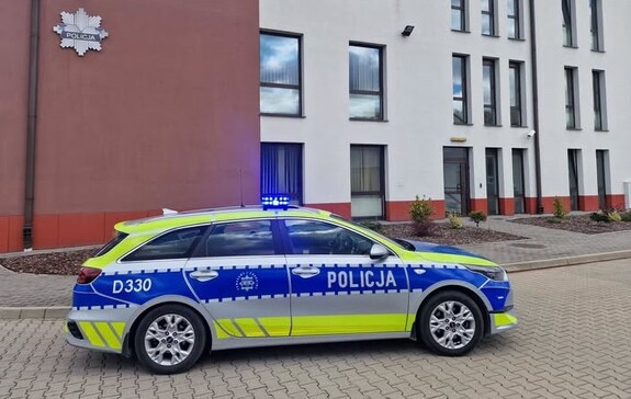 radiowóz przed komendą