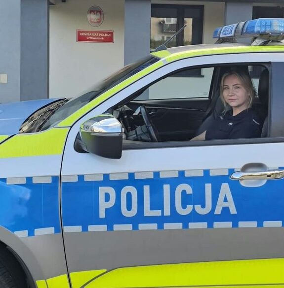 policjantka w radiowozie