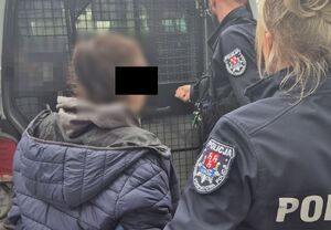 Policjanci prowadzą zatrzymanego.