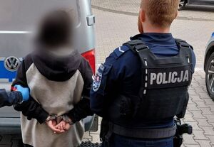 Policjanci prowadzą zatrzymanego.