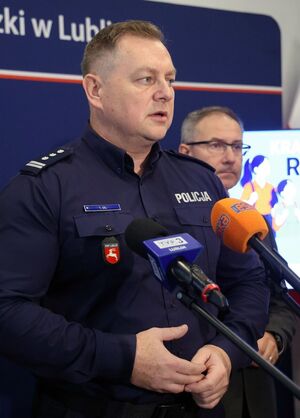 komendant gil przy mikrofonie