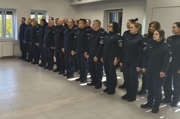 umundurowani policjanci stoją w dwuszeregu