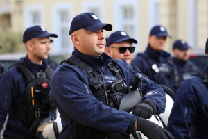 Policjanci zabezpieczają przemarsz uczestników marszu równości.