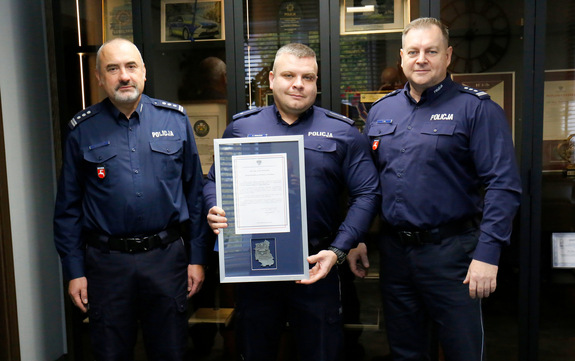 Wspólne zdjęcie Komendanta Wojewódzkiego Policji w Lublinie oraz Komendanta Miejskiego Policji w Chełmie z wyróżnionym policjantem.