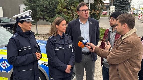 nadkomisarz Anna Kamola Rzecznik Prasowy KWP w Lublinie wraz z podkom. Renatą Szpakowską z Wydziału Ruchu Drogowego KWP w Lublinie oraz biegły sądowy z zakresu bezpieczeństwa w ruchu drogowym - Pan Grzegorz Szot.