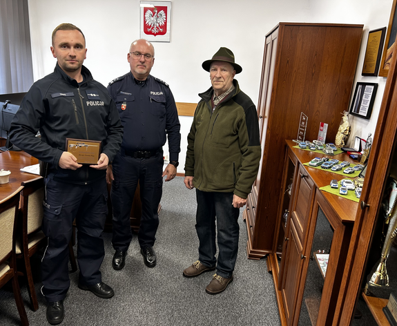 mieszkaniec miasta z Komendantem Powiatowym Policji w Krasnymstawie mł. insp. Szymonem Mroczkiem i dzielnicowym asp. Danielem Plutą
