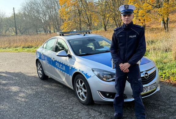 policjant przy radiowozie