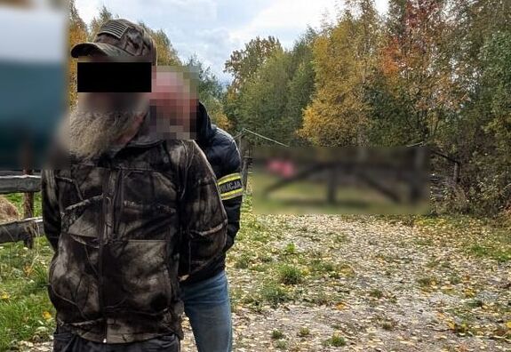 Policjant zatrzymuje poszukiwanego mężczyznę.