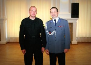 Komendant Wojewódzki Policji w Lublinie z nowo przyjętym funkcjonariuszem.