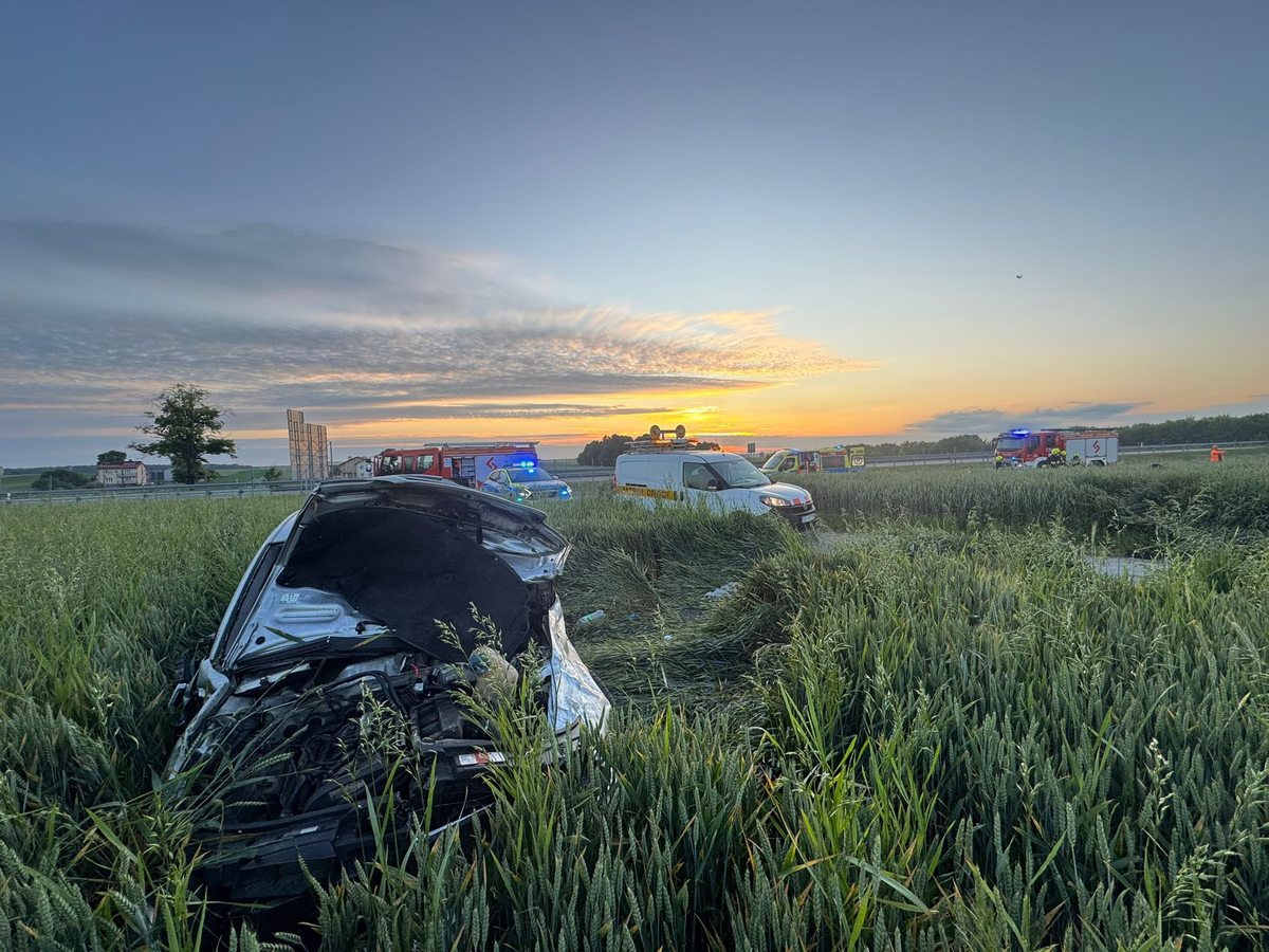 Dachował i wypadł z pojazdu. Został znaleziony przez służby, gdy "smacznie" spał w zbożu