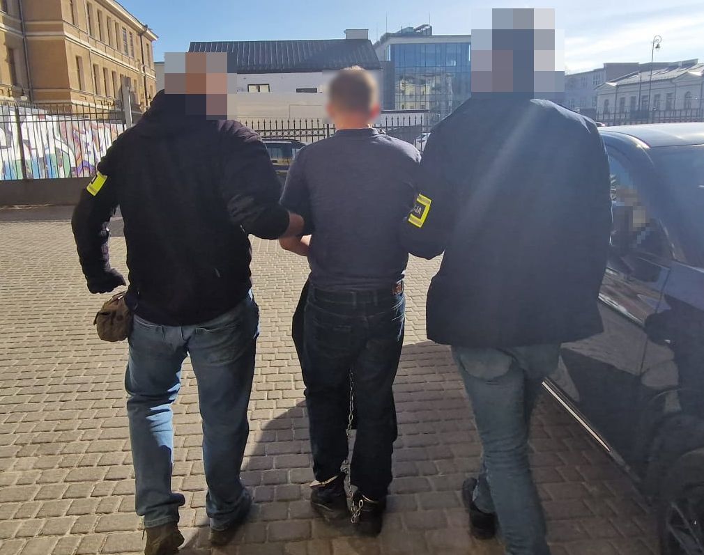 Odkręcił kurki z gazem grożąc wysadzeniem bloku, zaatakował rodziców, a w policjantów rzucał nożami. Sąd aresztował go na 3 miesiące